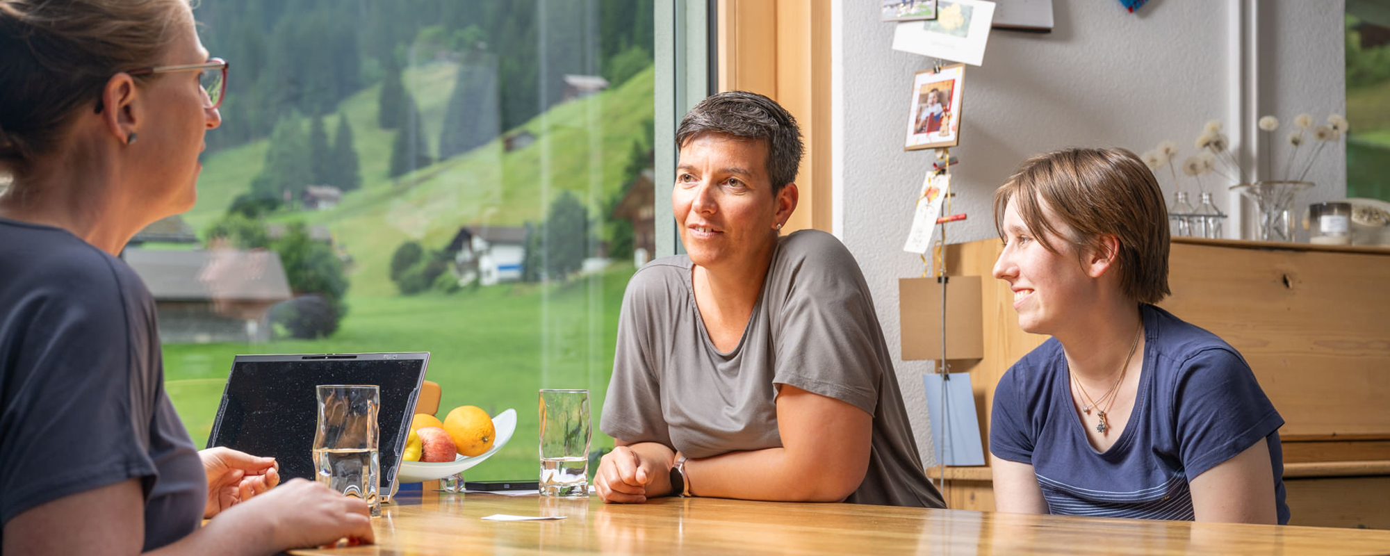 Abklärungsfachperson spricht mit Mutter und ihrer Tochter.